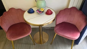 Deluxe-Doppelzimmer | Hochwertige Bettwaren, Zimmersafe, individuell dekoriert, Schreibtisch