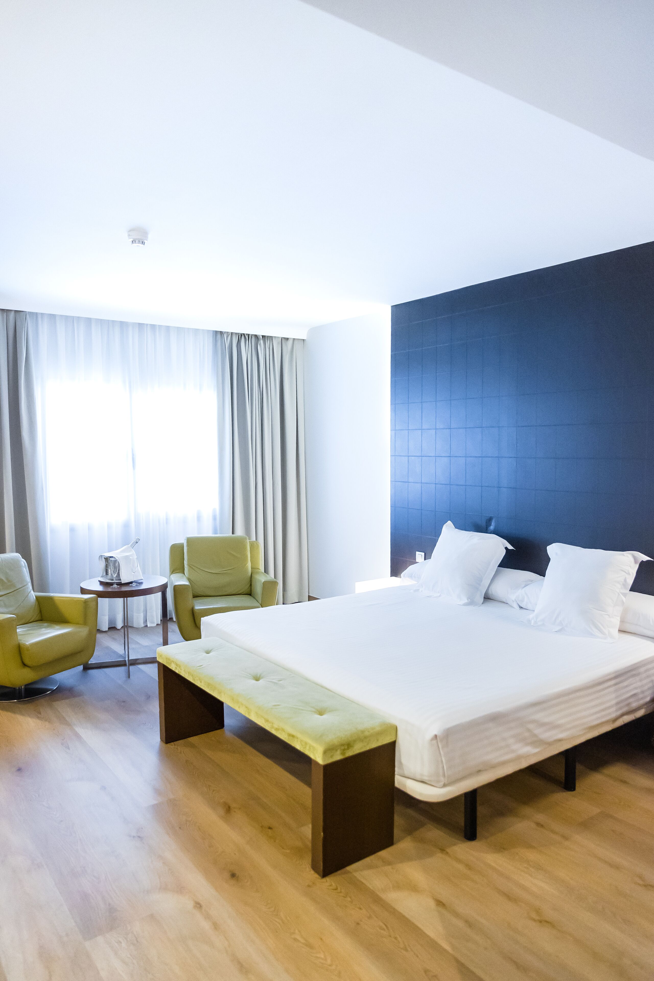 Minibar, coffres-forts dans les chambres, bureau