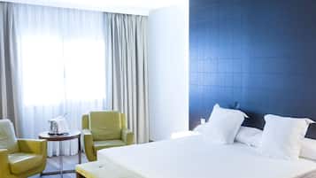 Minibar, coffres-forts dans les chambres, bureau