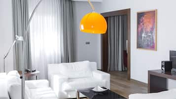 Minibar, caja de seguridad en la habitación y escritorio