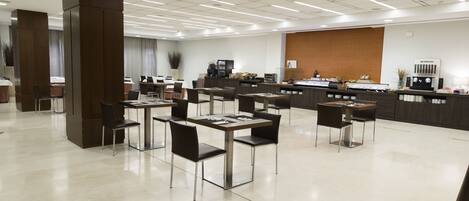 Una cafetería moderna con un diseño limpio y minimalista, que cuenta con una barra larga con una máquina de café y diversas opciones de asientos, incluidas mesas y sillas.