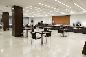 Frukostbuffé varje dag (EUR 15 per person)