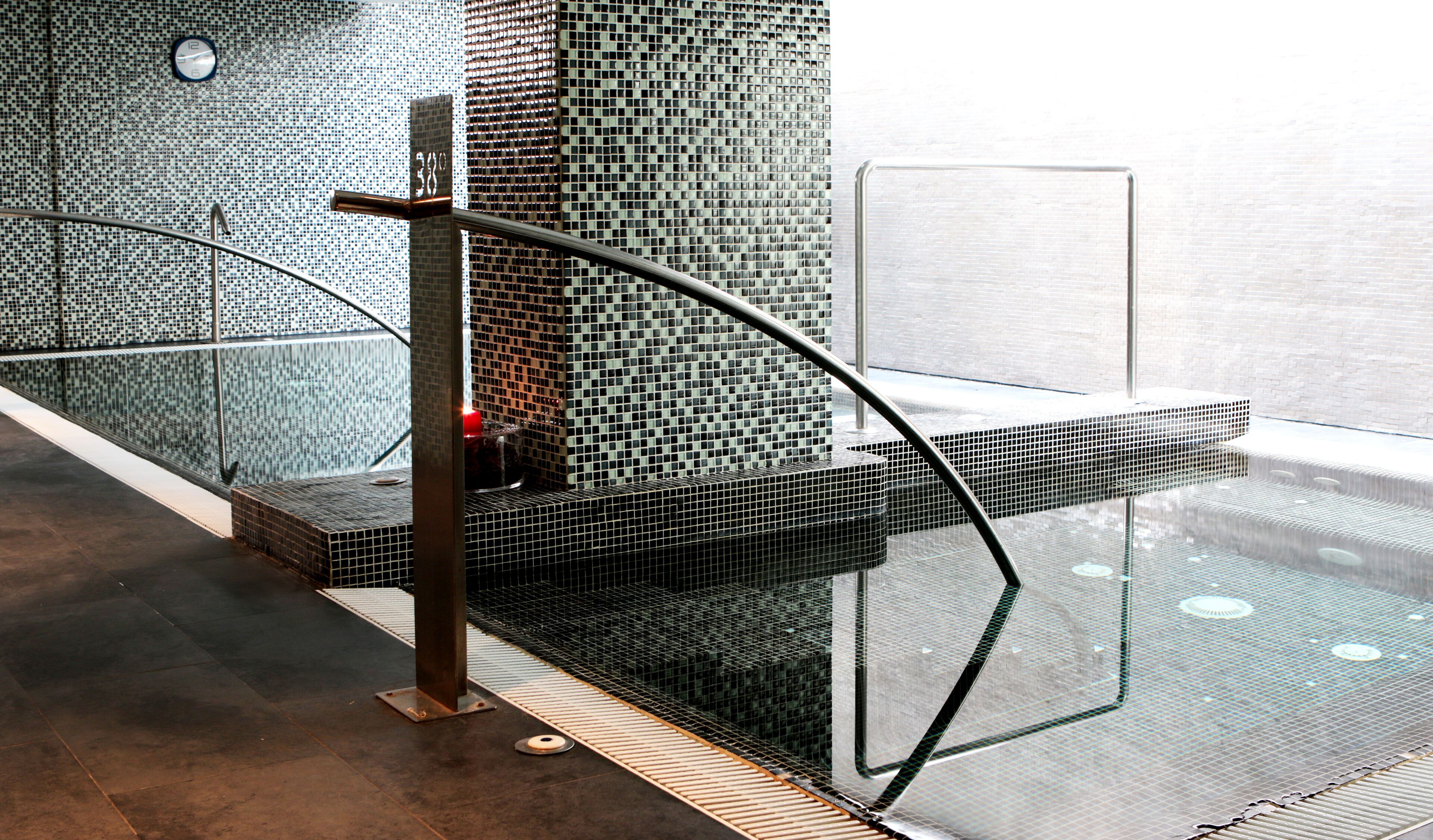 sauna, hot tub, steam room, turkish bath/hammam, body treatments