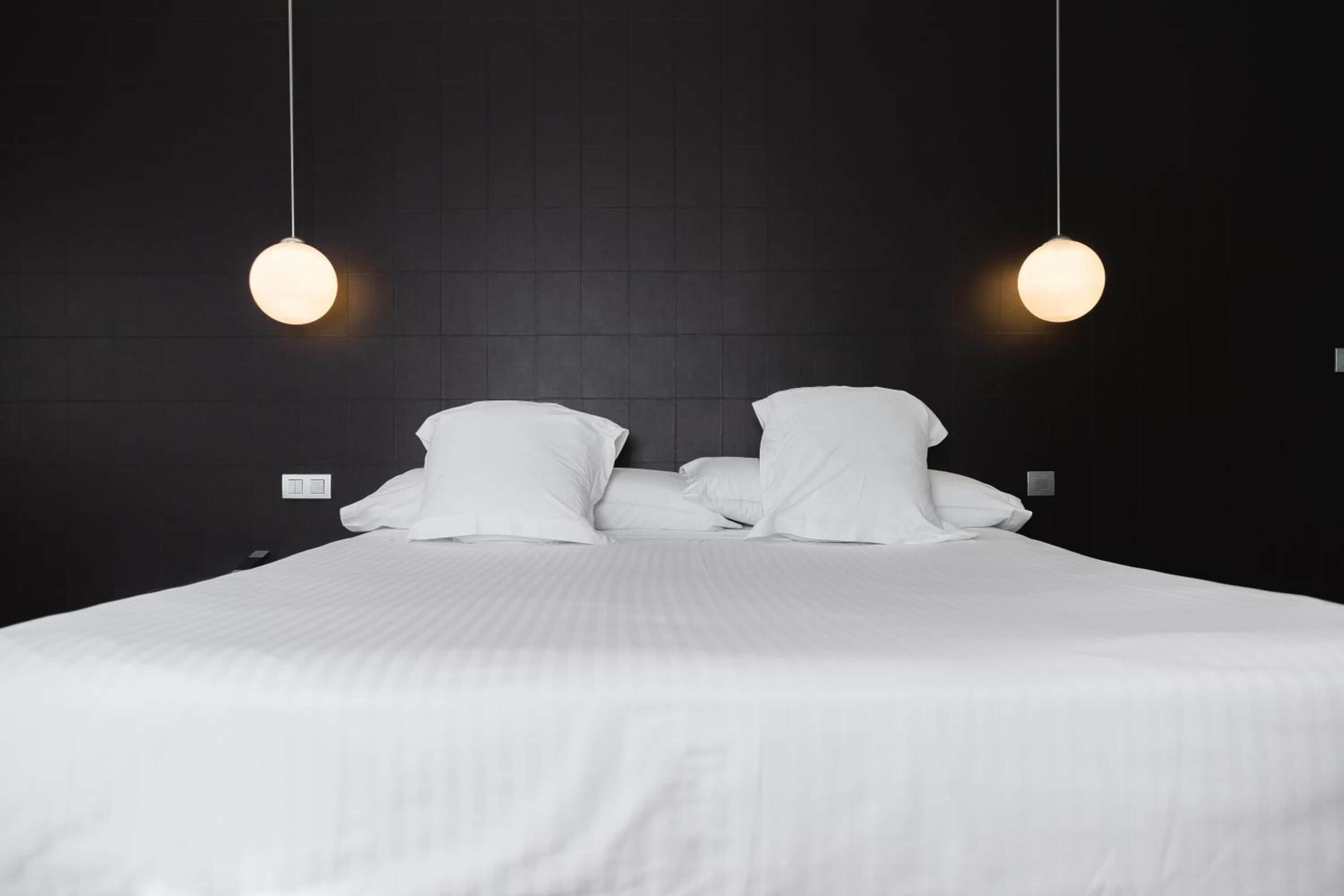 迷你吧、客房内保险箱、办公桌、笔记本电脑工作区