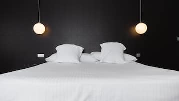 Minibar, caja de seguridad en la habitación y escritorio