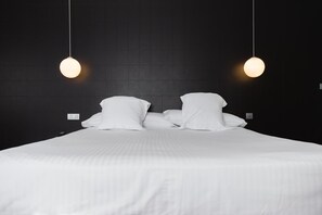 Minibar, caja de seguridad en la habitación y escritorio 