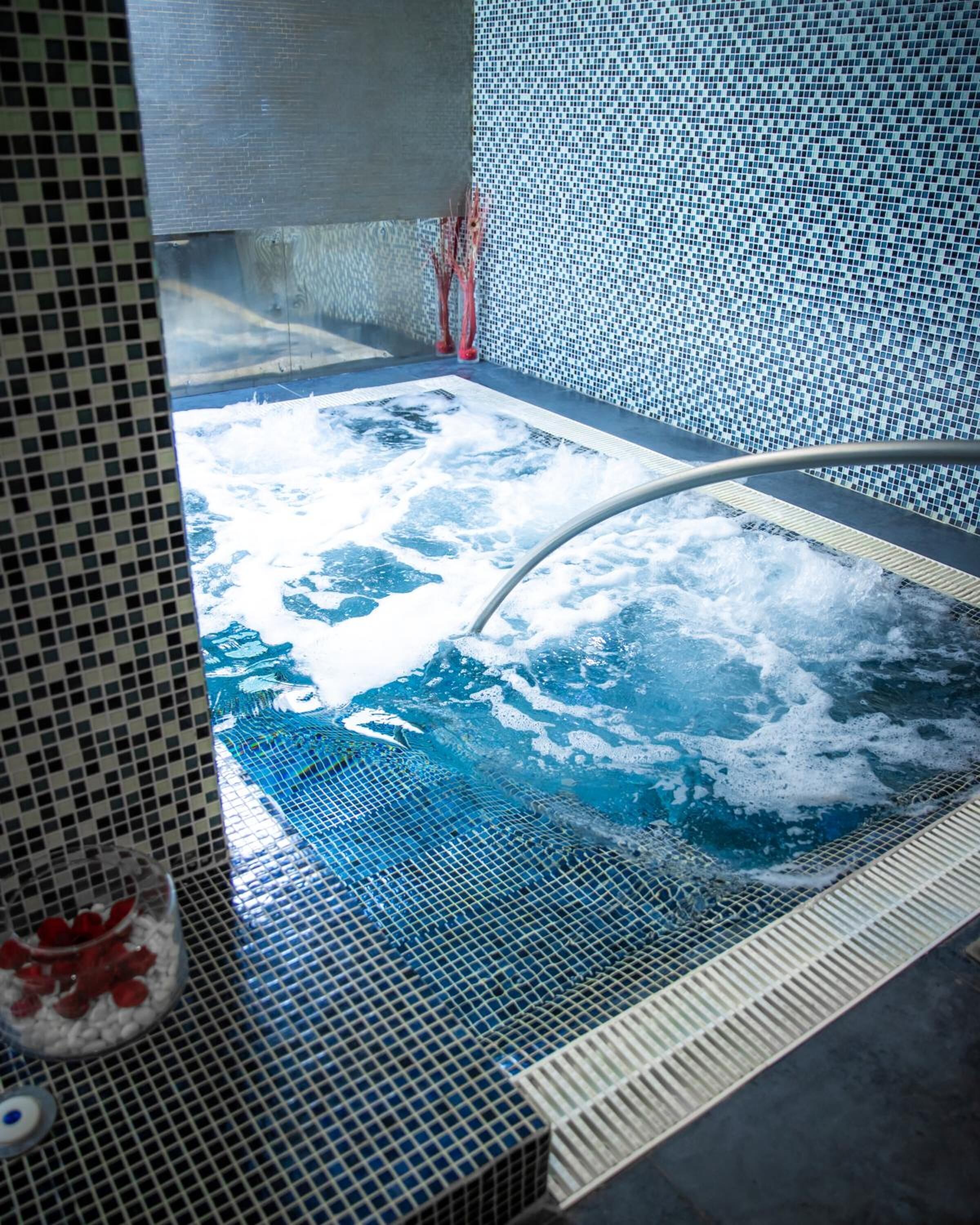 sauna, hot tub, steam room, turkish bath/hammam, body treatments