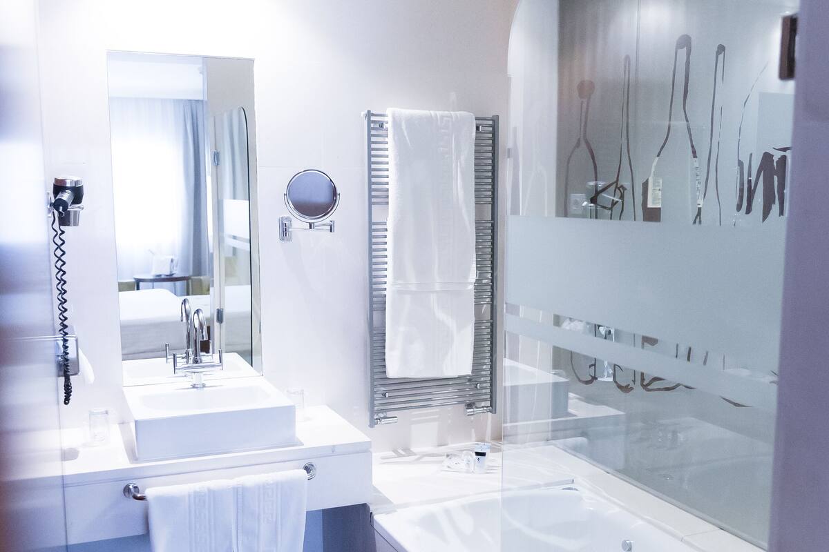 superior room | bathroom | deep-soaking bathtub, hair dryer, bidet, towels