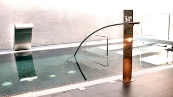 Un sauna, una bañera de hidromasaje, baño turco, baño turco/hammam