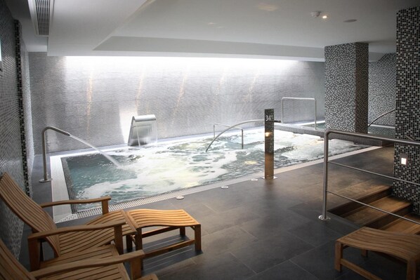 Un sauna, una bañera de hidromasaje, baño turco, baño turco/hammam