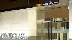 Entrada de un hotel con un letrero que dice "VERACRUZ PLAZA HOTEL & SPA" y una puerta giratoria.
