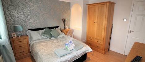 2 chambres, fer et planche à repasser, Wi-Fi gratuit, draps fournis