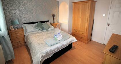 2 Bedroom House - Private Large Garden & Parking - Quiet Cul De Sac Location