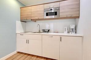 Appartement (124 A) | Cuisine privée | Réfrigérateur, four à micro-ondes, un four, surface de cuisson