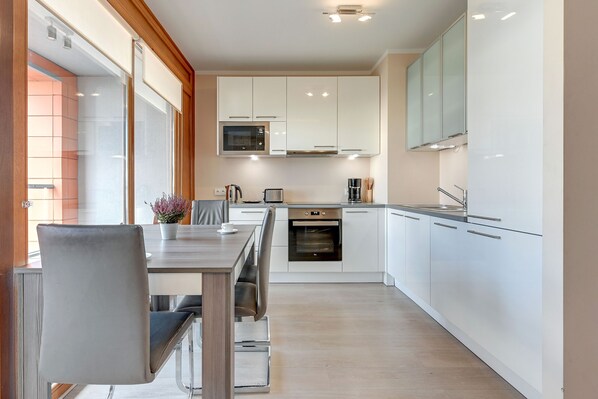 Appartement, 1 chambre, non-fumeur, balcon (154) | Cuisine privée | Réfrigérateur, four à micro-ondes, un four, surface de cuisson