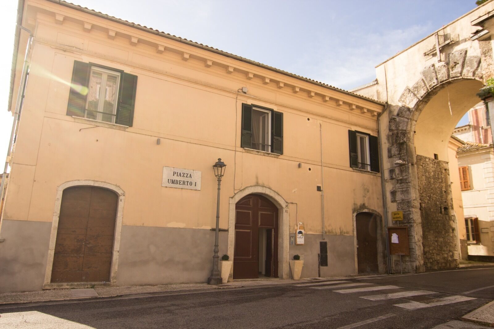 A building with a sign reading "Piazza Umberto I".