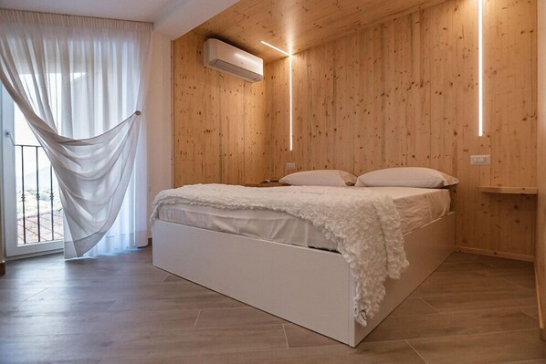 Phòng đôi Tiêu chuẩn (Sophia Loren) | Két bảo mật tại phòng, bàn, phòng cách âm 