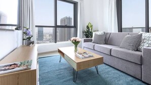 Premium-Apartment, 1 Schlafzimmer | Wohnzimmer | 40-Zoll-Smart-TV mit Kabelempfang, Fernseher