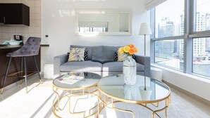 Premium-Apartment | Wohnbereich | 40-Zoll-Smart-TV mit Kabelempfang, Fernseher