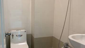 Shower, perlengkapan mandi gratis, pengering rambut, dan sandal