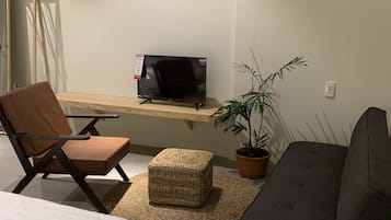 Kamar Quadruple Deluks | Area keluarga | Televisi layar datar 32-inci dengan saluran TV kabel dan TV