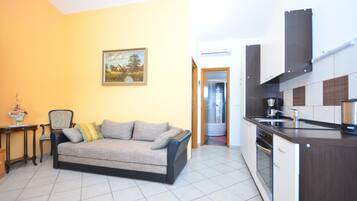 Apartamento, 1 quarto (A2) | Área de estar | TV de tela plana