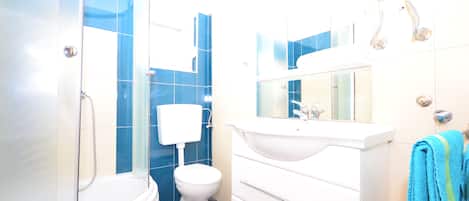 Appartement, 1 chambre (A1) | Salle de bain | Séchoir à cheveux, serviettes fournies