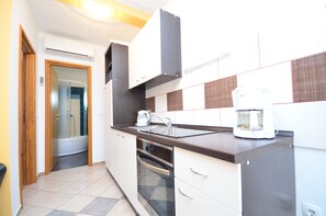 Apartamento, 1 quarto (A1) | Cozinha privada | Geladeira, micro-ondas, fogão, cooktop