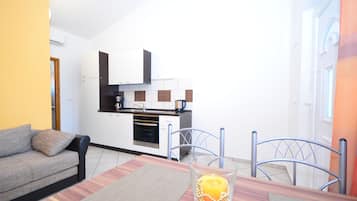 Apartment, 1 Schlafzimmer (A2) | Essbereich im Zimmer