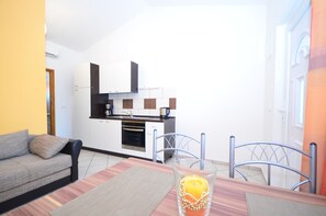Apartment, 1 Bedroom (A2) | In-room dining