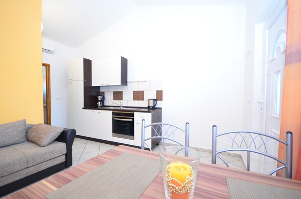 Apartamento, 1 quarto (A2) | Opções para refeição no quarto