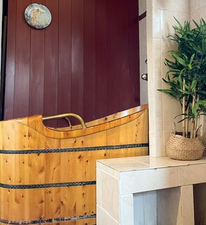 Exclusive-Ferienhütte | Badezimmer | Dusche, Hausschuhe, Handtücher