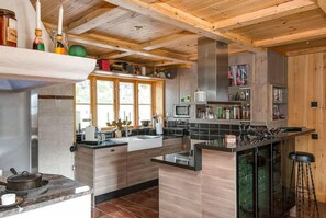 Exclusive Cabin | Private kitchen | Fridge, microwave, stovetop, dishwasher