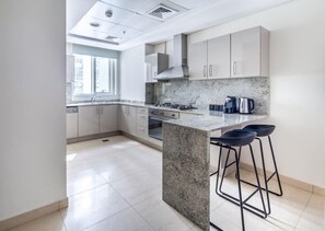 Apartament prèmium, 4 dormitoris | Cuina bàsica privada | Frigorífic, microones, forn i placa de cuina 