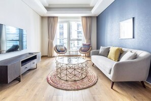 Apartament prèmium, 3 dormitoris | Sala d'estar | Televisor intel·ligent de 40 polzades amb canals per cable i televisor 