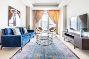 พรีเมียมอพาร์ทเมนท์, 4 ห้องนอน | บริเวณนั่งเล่น | สมาร์ททีวี 40 นิ้ว พร้อมช่องเคเบิล, ทีวี