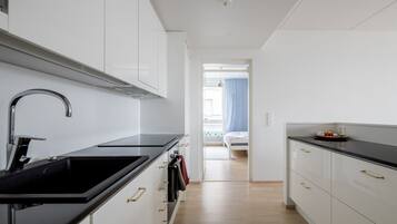 Huoneisto, 2 makuuhuonetta | Yksityinen keittiö | Täysikokoinen jääkaappi, mikroaaltouuni, uuni, liesi