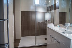 Bruser, hårtørrer, Sæbe, Toiletpapir