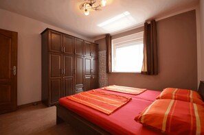 2 bedrooms, desk, iron/ironing board, free WiFi