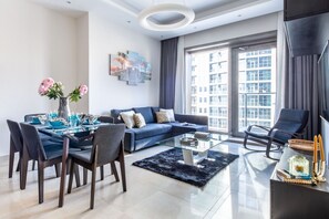 Departamento Premium | Área de sala de estar | Smart TV de 40 pulgadas con canales digitales y televisión 