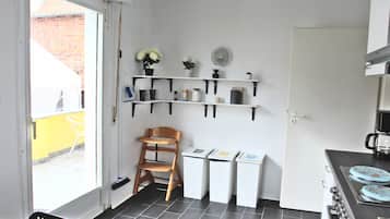 Kühlschrank, Ofen, Herdplatte, Wasserkocher mit Kaffee-/Teezubehör