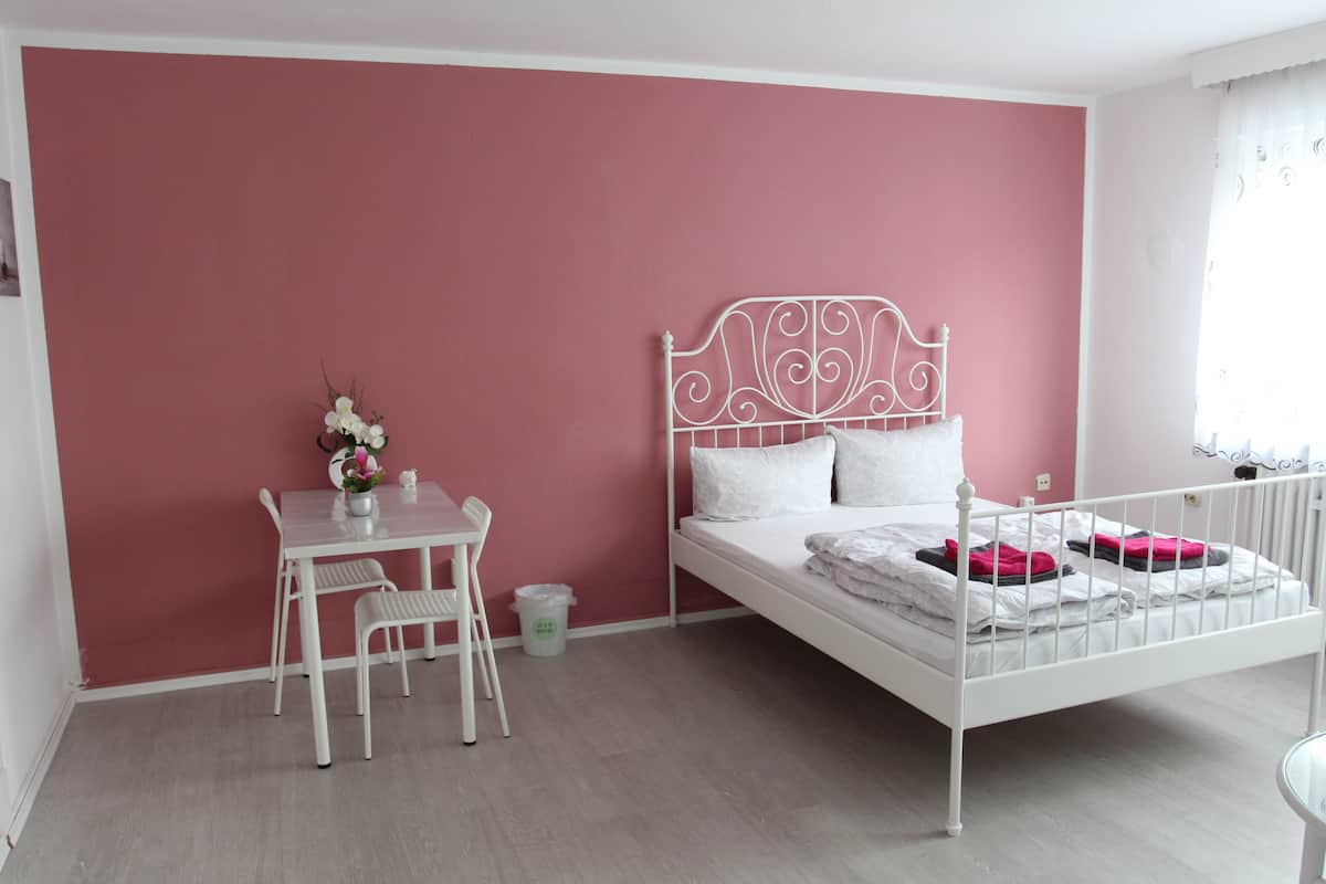 Decoración personalizada, escritorio y espacio para trabajar con laptop