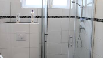 Dusche, Haartrockner, Handtücher, Seife