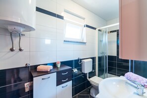 Apartment, 2 Bedrooms (A2) | Bathroom