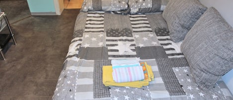 1 habitación, escritorio y espacio para trabajar con laptop