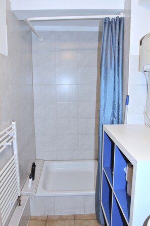 Apartment, 1 Bedroom | Bathroom shower - Mixie Home (Hanau)