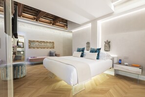 Deluxe kamer, balkon | Luxe beddengoed, een minibar, een kluis op de kamer, een bureau