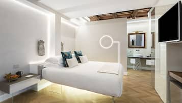 أغطية فراش متميزة وميني بار وخزنة داخل الغرفة ومكتب