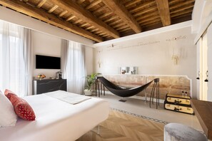 Quarto casal premium, banheira | Roupas de cama premium, frigobar, cofres nos quartos, escrivaninha