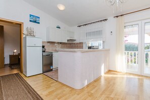 Apartment, 3 Bedrooms A1 | Eigene Küche | Großer Kühlschrank, Mikrowelle, Ofen, Herdplatte